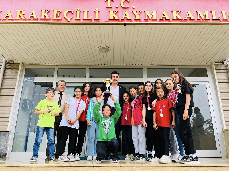 Türkiye Hokey Küçük Kızlar Finallerinde İlimizi Temsil Eden Karakeçili Atatürk Ortaokulu Küçük Kız Hokey Takımımız Türkiye Şampiyonu Oldu.